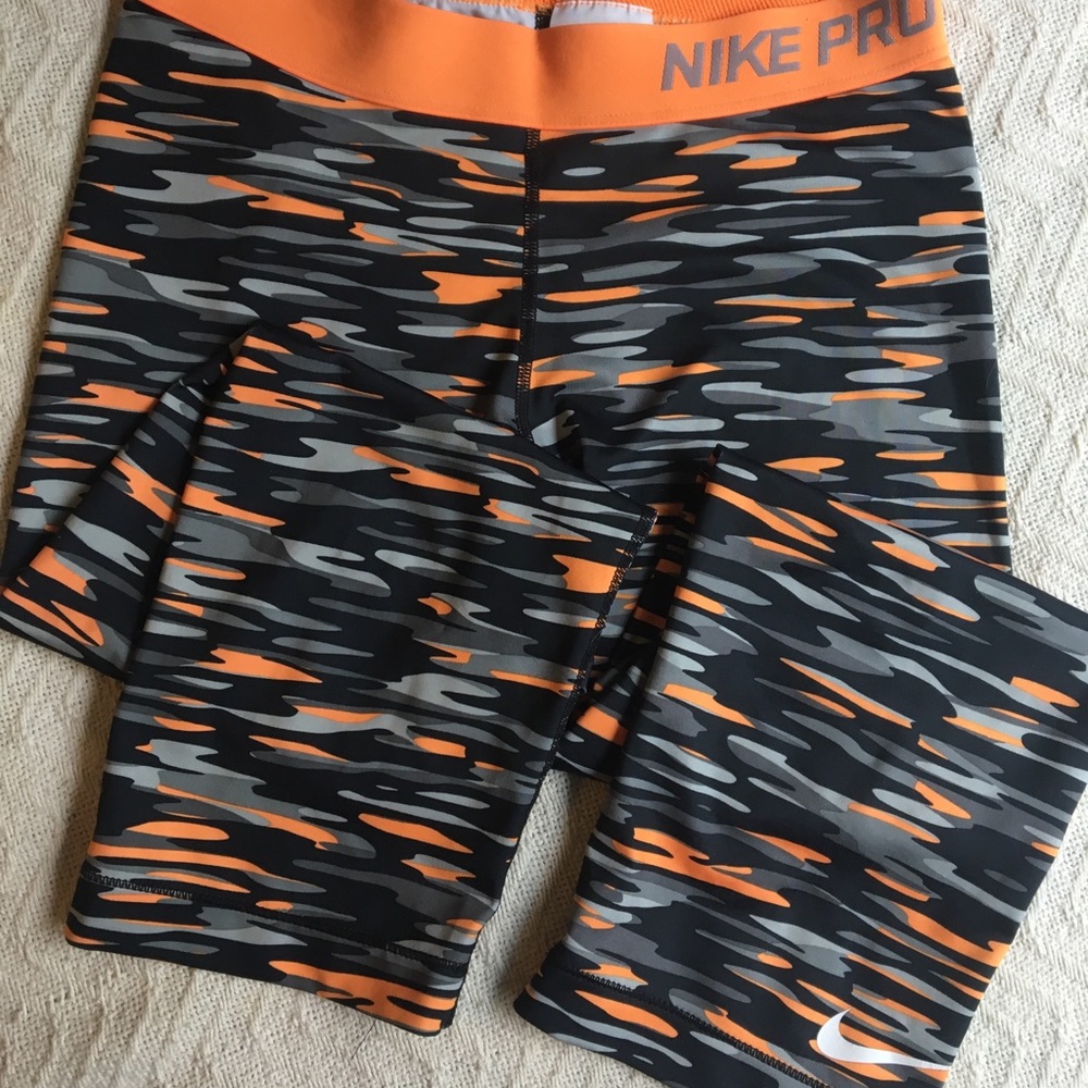 Black and orange Nike Pro capri leggings